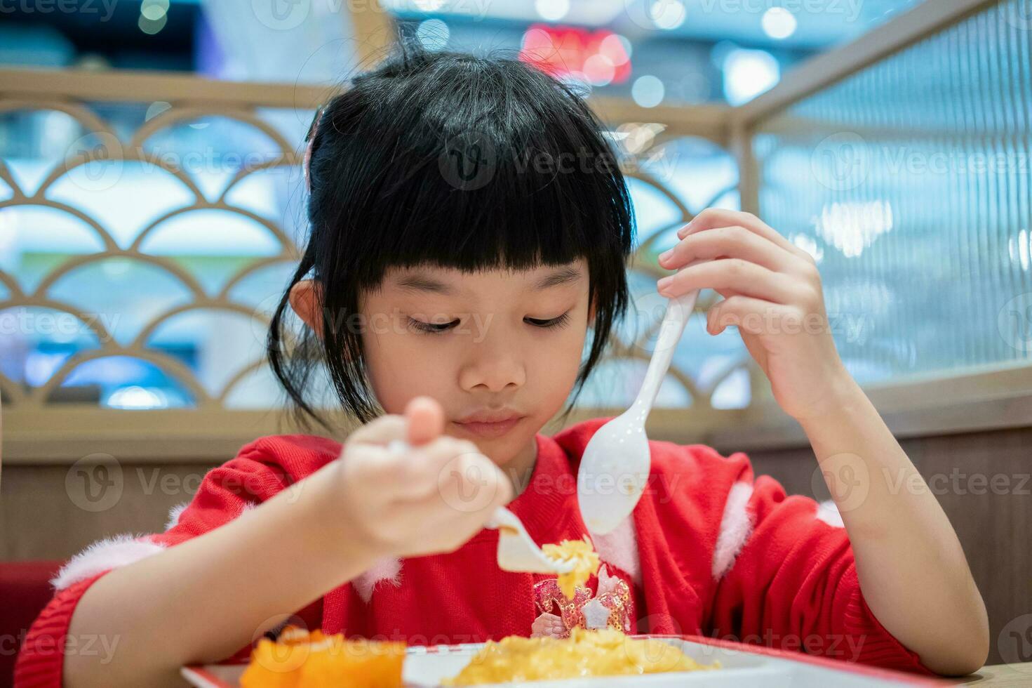 fofa pequeno ásia criança menina comendo Comida foto