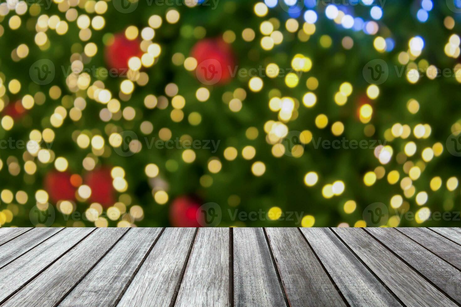 tampo de mesa de madeira vazio com árvore de natal desfocada com fundo claro bokeh foto