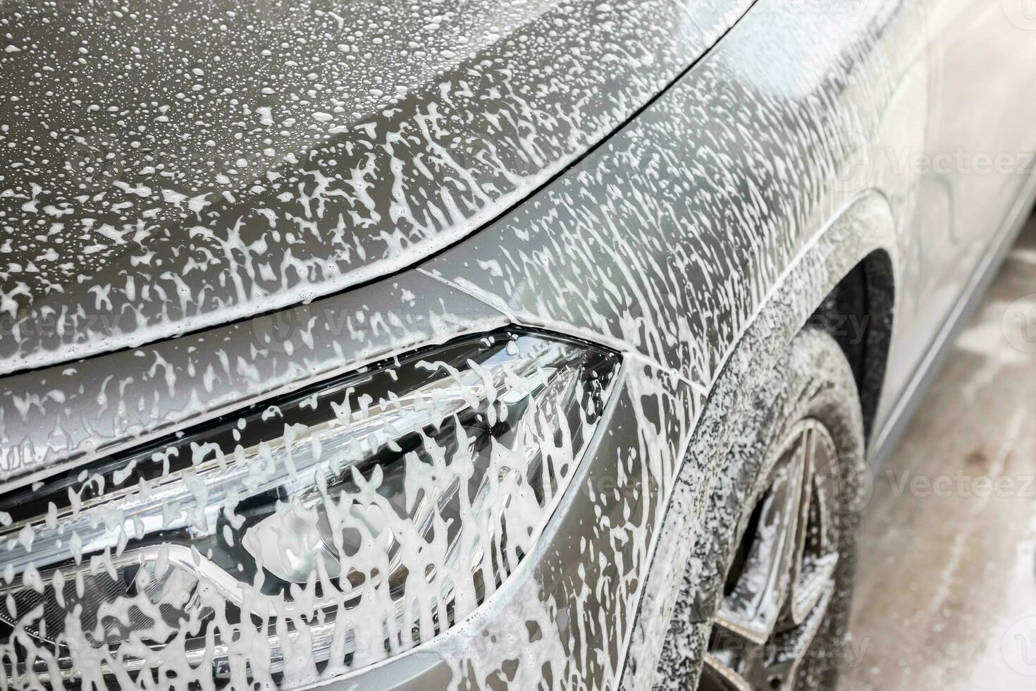 carro limpeza e lavando com espuma Sabonete foto