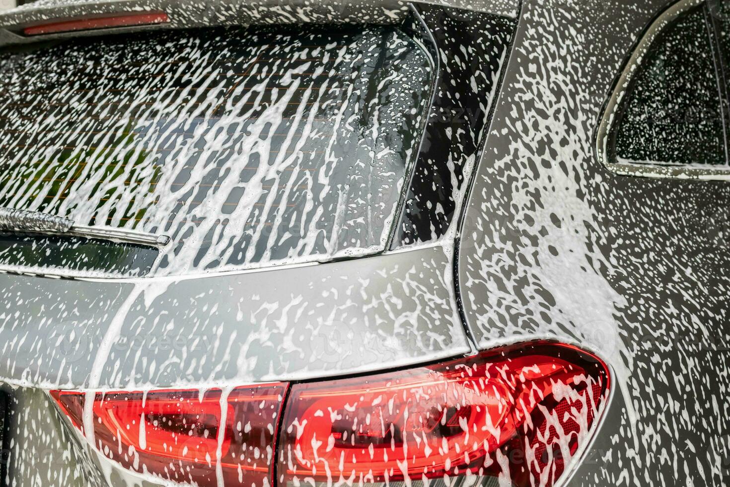 carro limpeza e lavando com espuma Sabonete foto