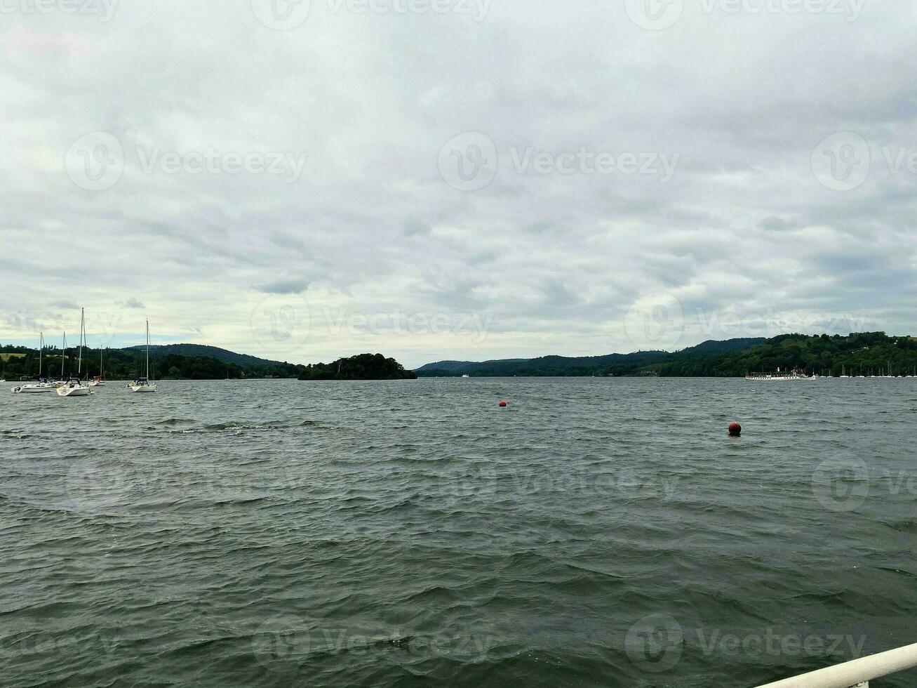 uma Visão do lago Windermere em uma nublado dia foto