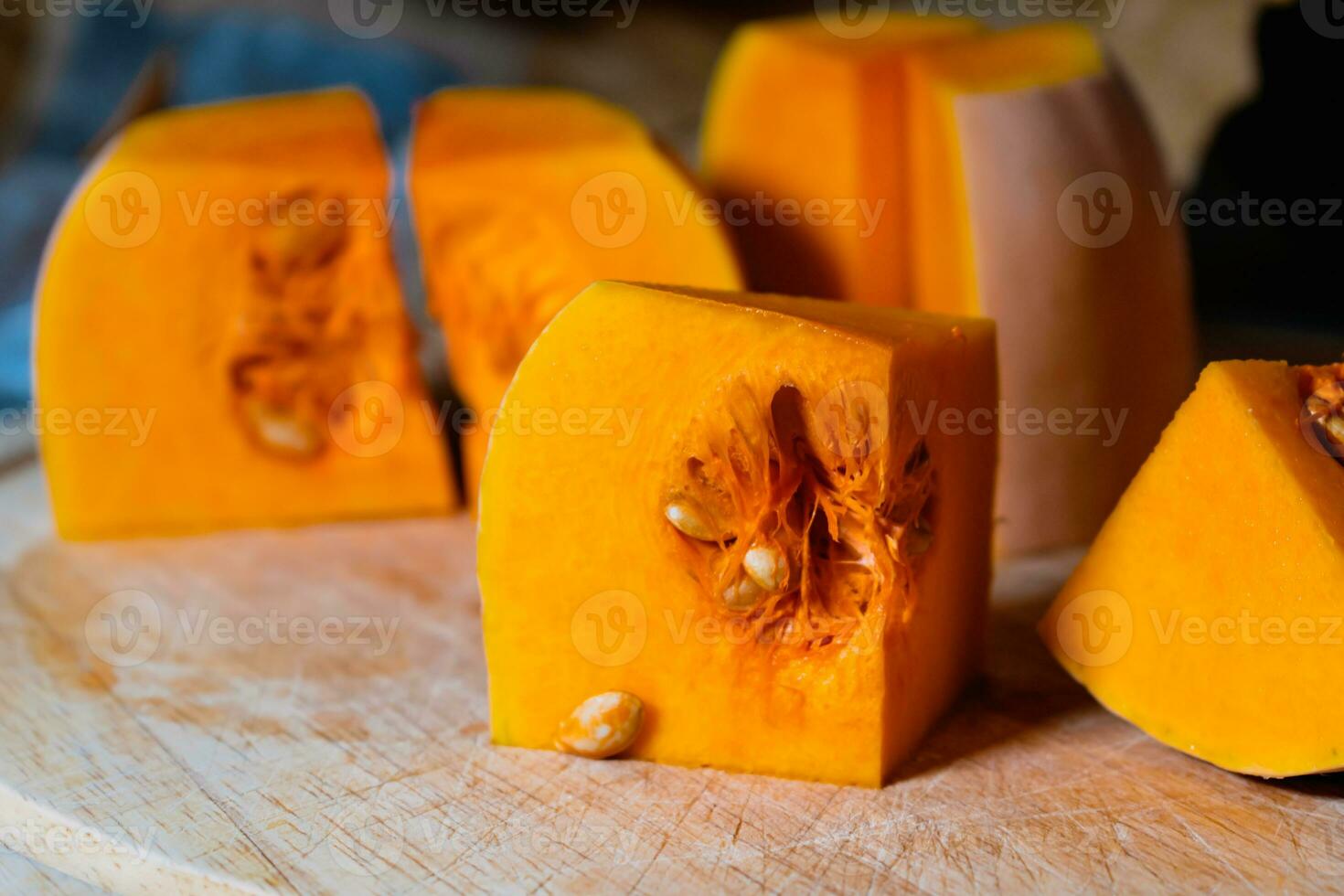 Butternut cortar para dentro peças, abóbora fatias com sementes, cucurbita Moschata foto