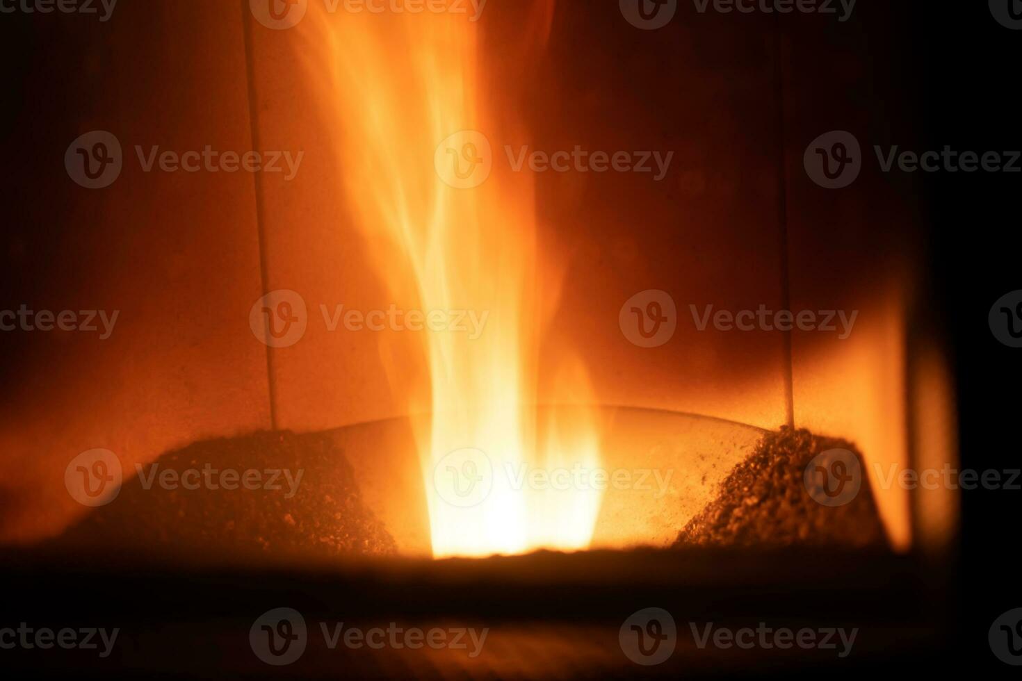 lareira do uma pelota forno, grânulos fogão com chamas foto