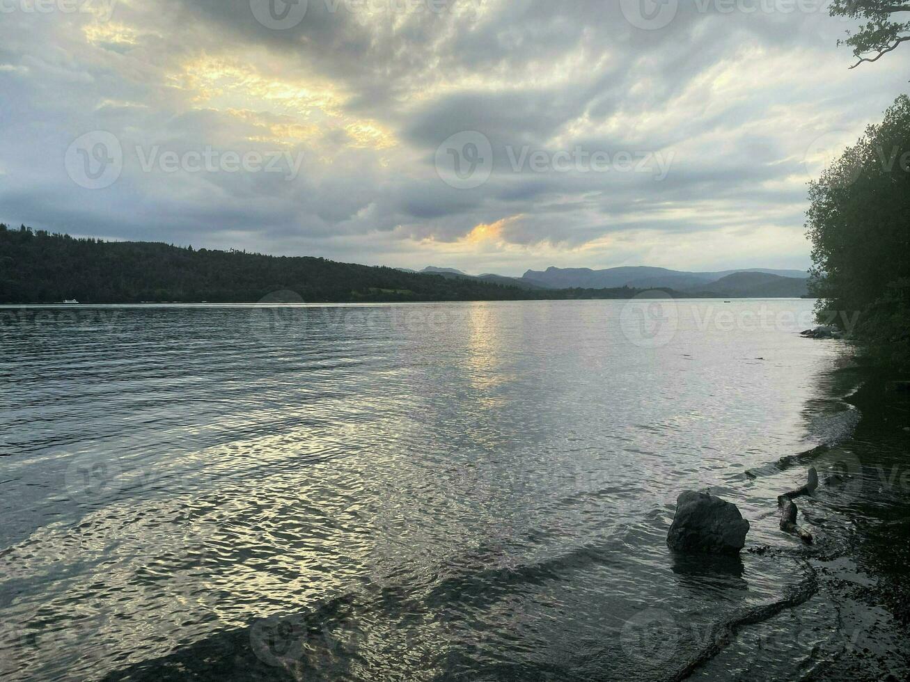 uma Visão do lago Windermere em uma nublado dia foto