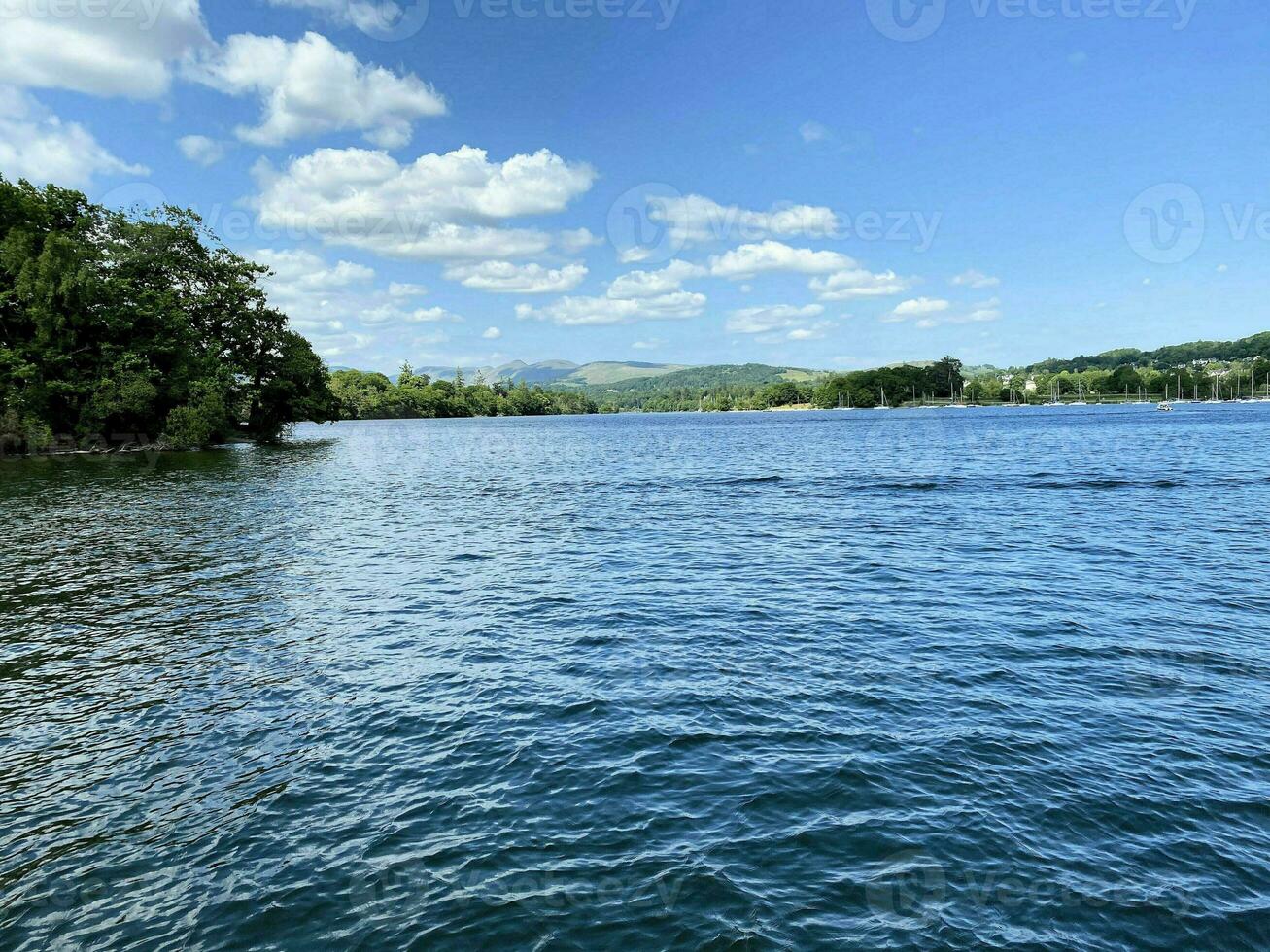 uma Visão do lago Windermere em uma ensolarado dia às curvatura foto