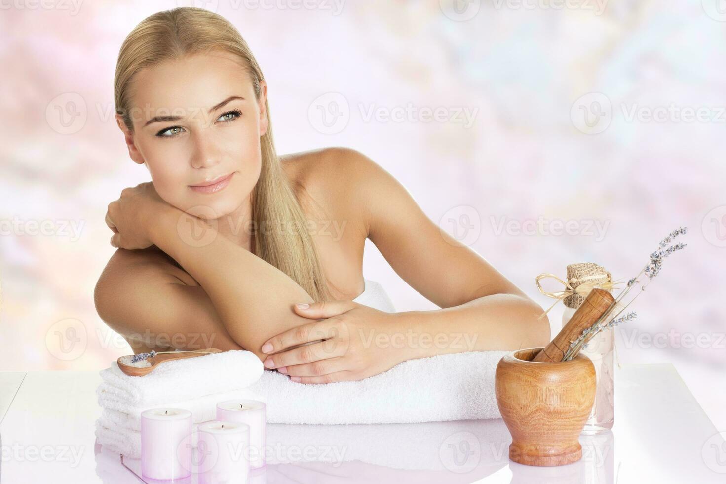 lindo mulher desfrutando spa foto