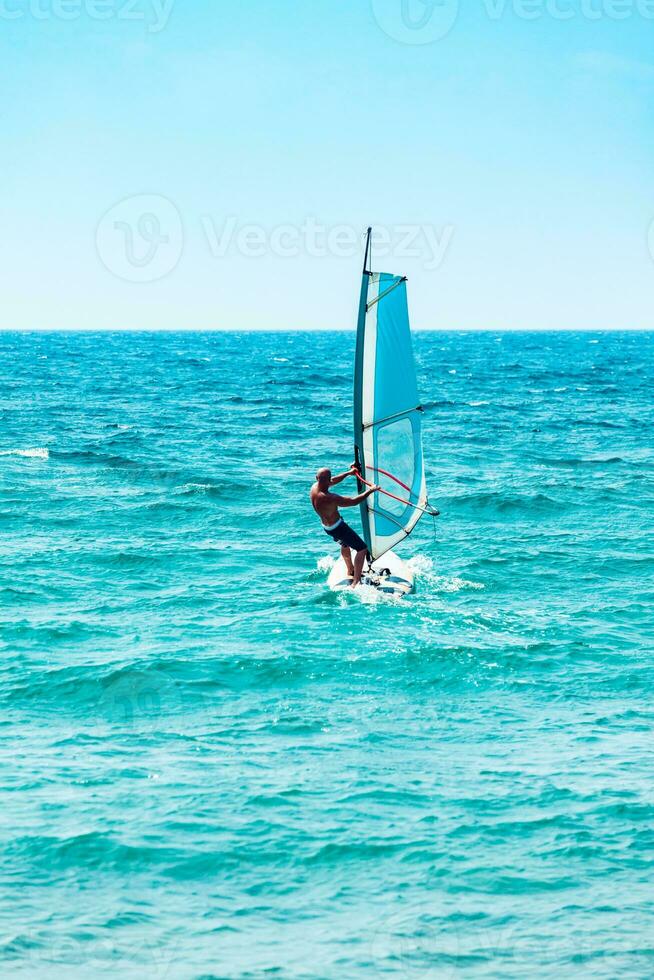 windsurfista goza vento foto