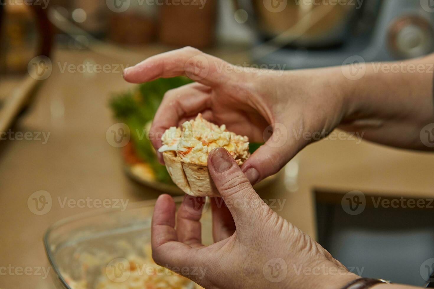 delicioso caseiro salada com caranguejo Gravetos e fresco alface em mármore bandeja foto