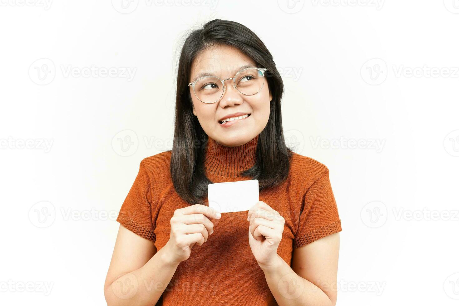 segurando o cartão do banco em branco ou cartão de crédito da bela mulher asiática isolado no fundo branco foto