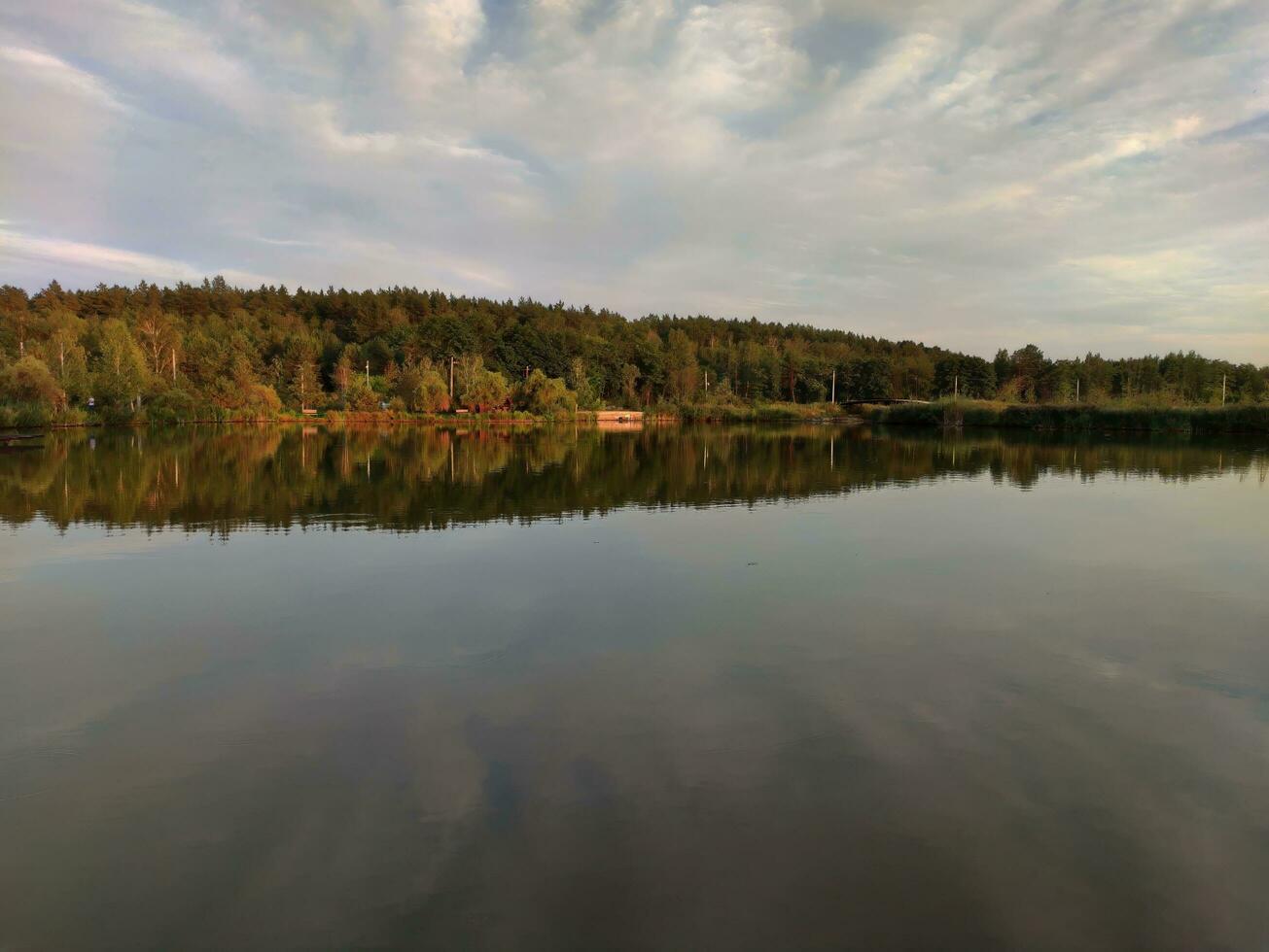 lago e floresta dentro pôr do sol, pitoresco papel de parede foto