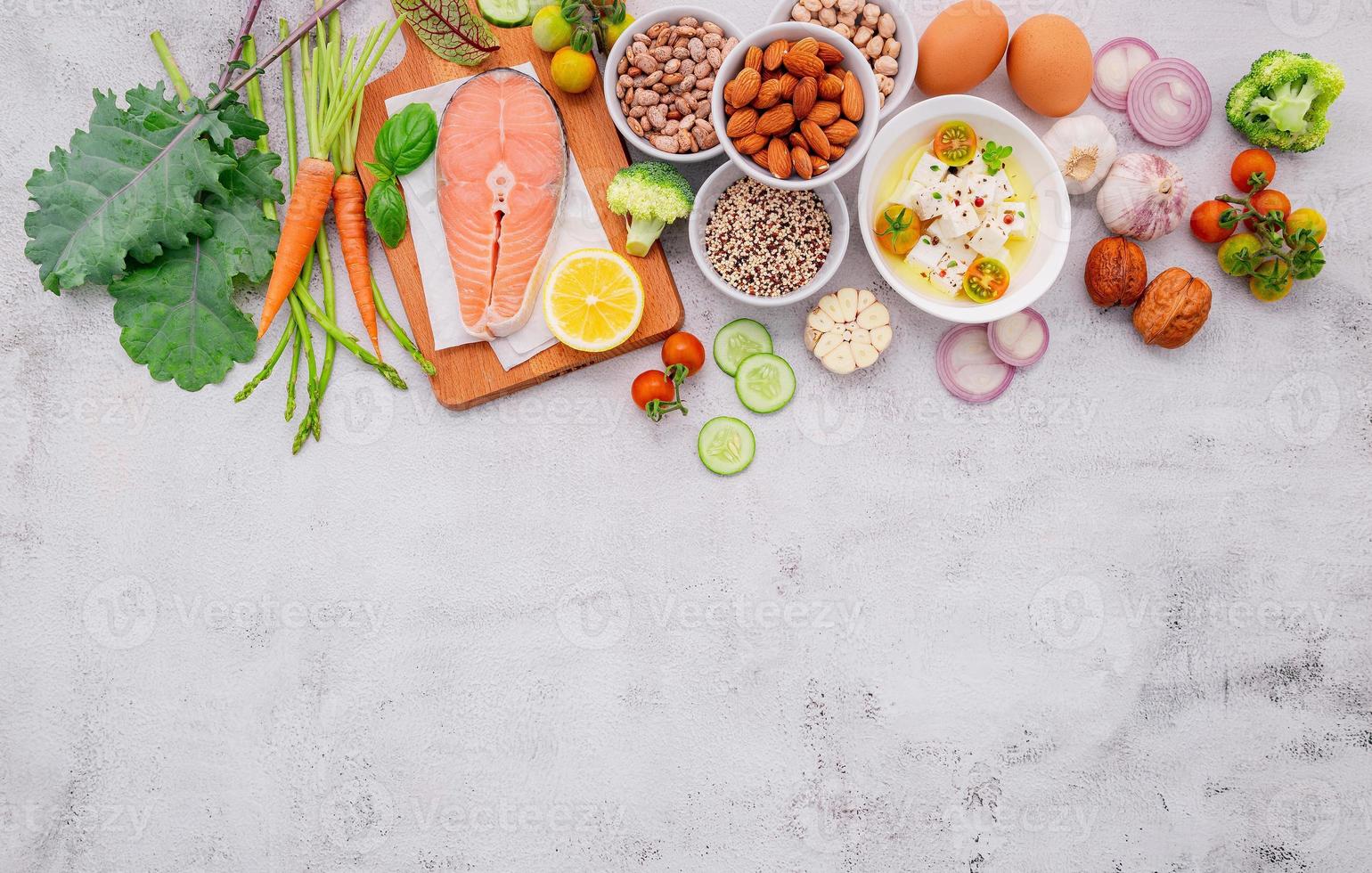 conceito de dieta de baixo teor de carboidratos cetogênica. ingredientes para seleção de alimentos saudáveis configurados em fundo branco de concreto. foto