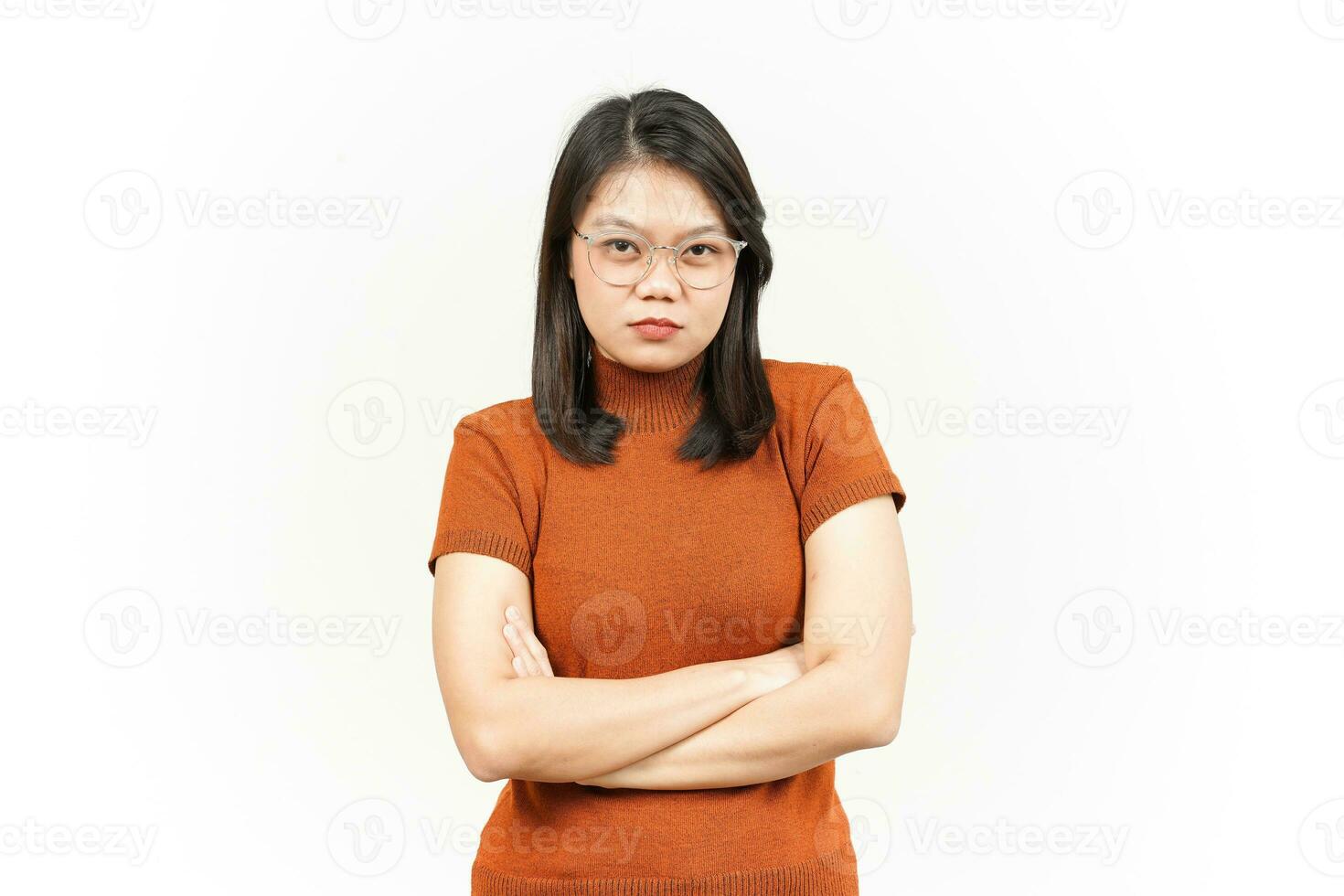 gesto de raiva da bela mulher asiática isolada no fundo branco foto
