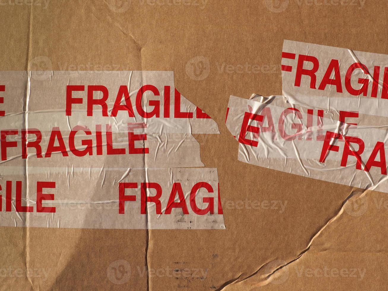 frágil em pacote de papelão foto