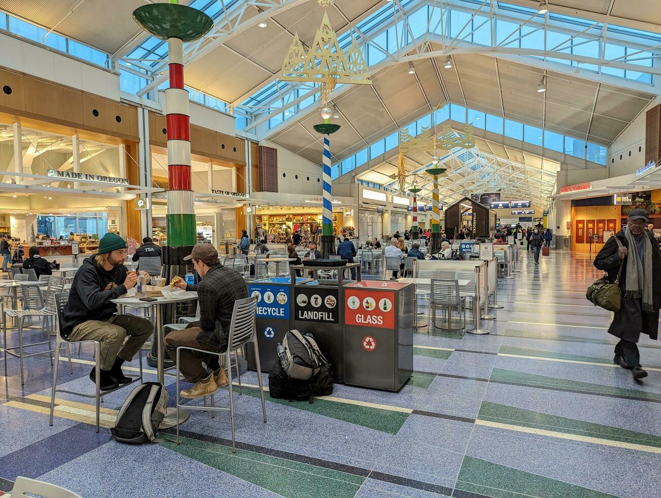 Portland, EUA - 12.10.2023 interior Portland aeroporto. esperando corredor. foto