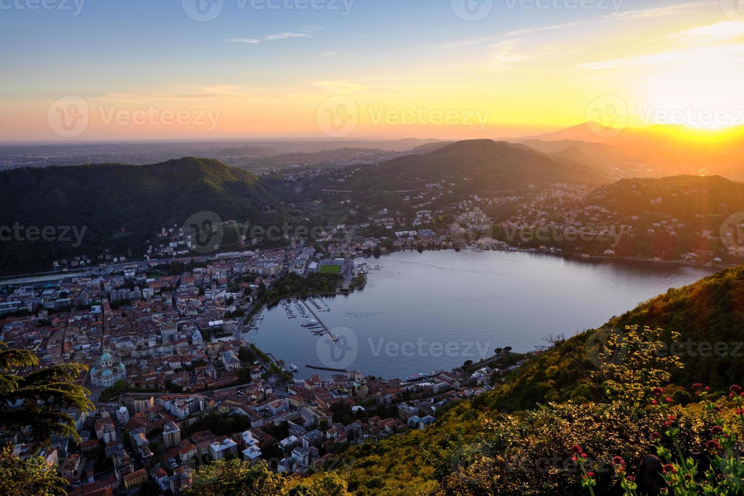 vista aérea do lago como ao pôr do sol foto