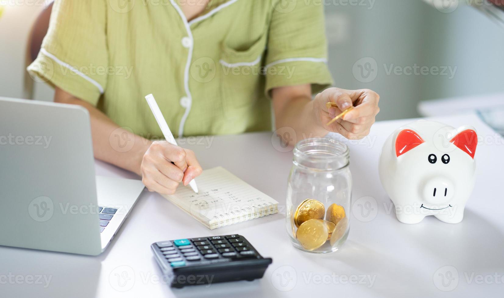 mulher asiática calculando suas economias foto