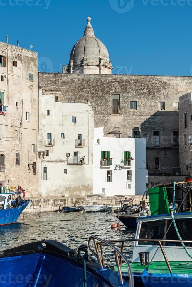 monopoli, o porto e o centro histórico foto