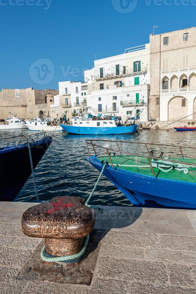 monopoli, o porto e o centro histórico foto