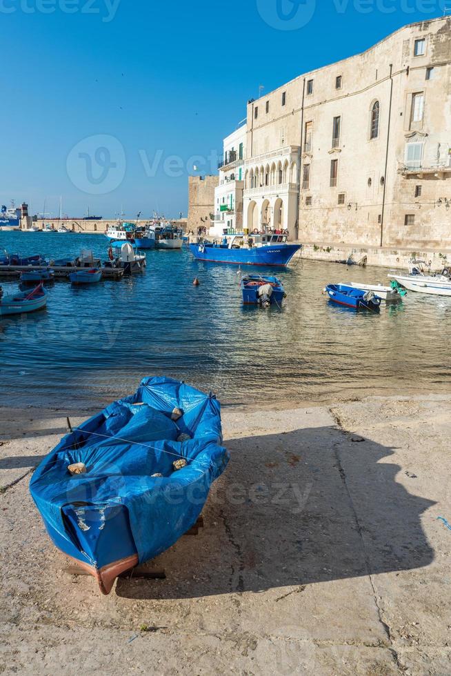 monopoli, o porto e o centro histórico foto