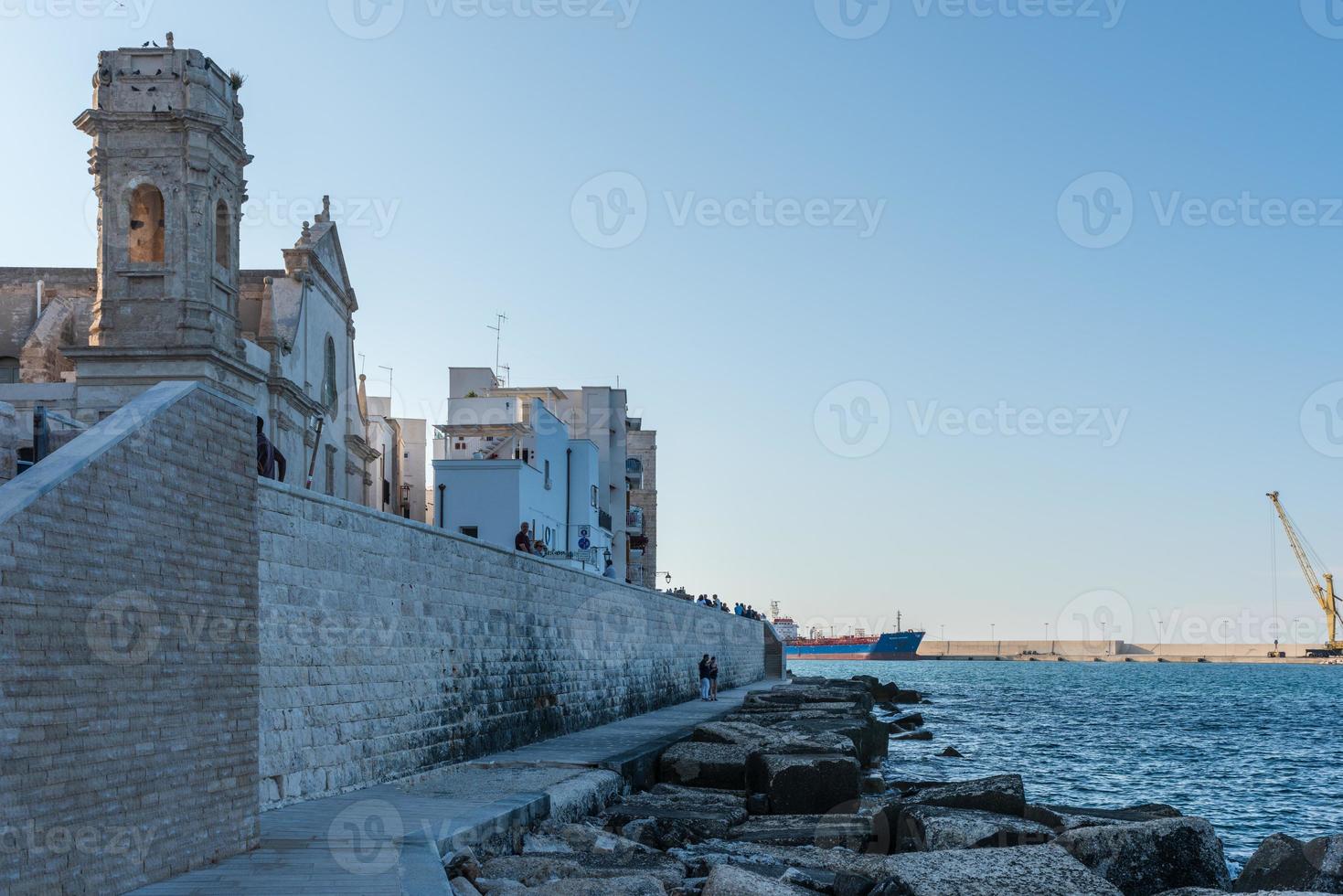 monopoli, o porto e o centro histórico foto