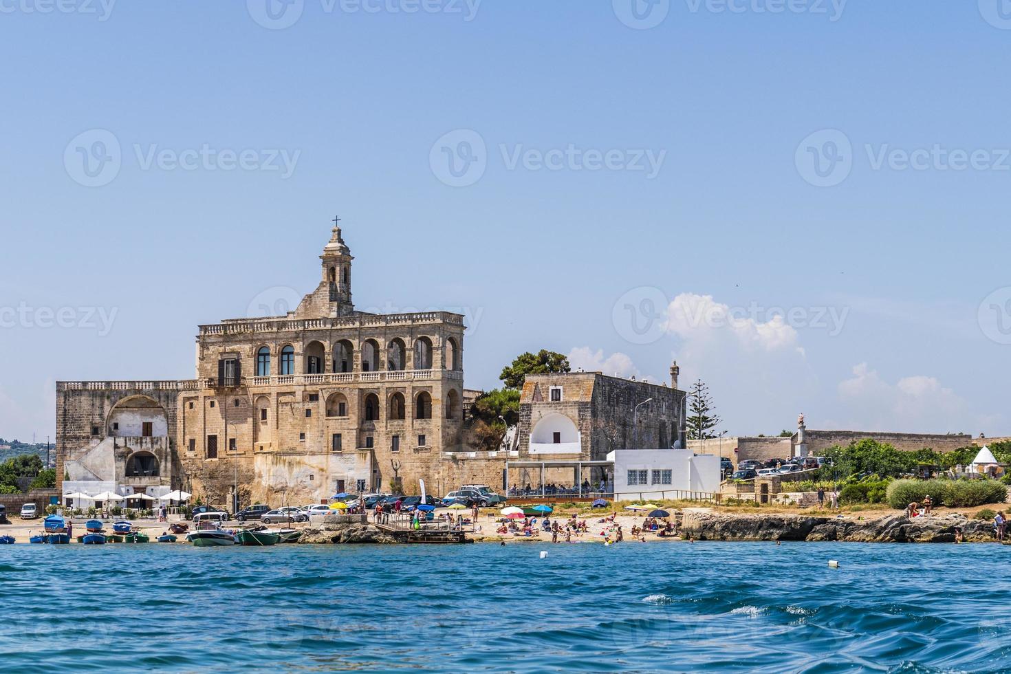 a baía de san vito e sua abadia, o mar de polignano a mare foto