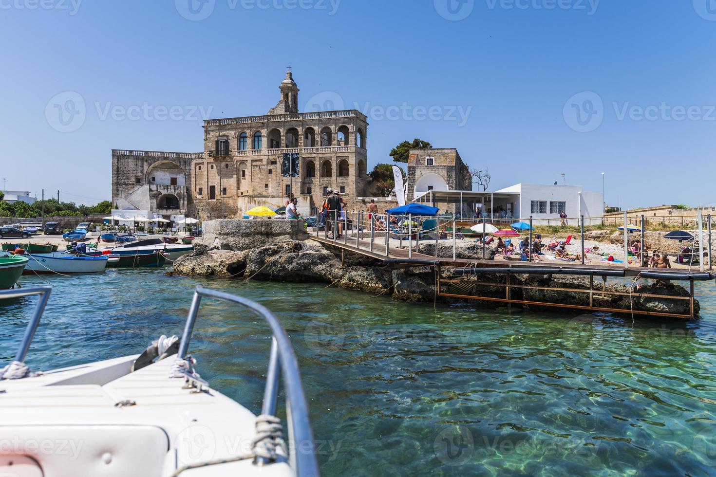 a baía de san vito e sua abadia, o mar de polignano a mare foto