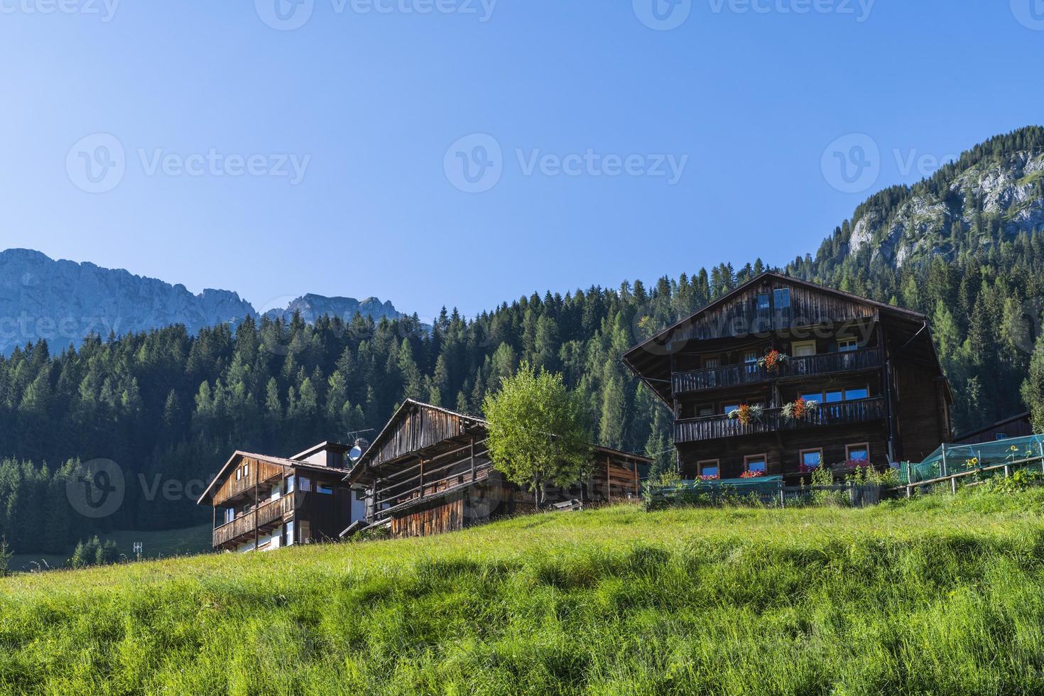 vislumbres da cidade montanhosa de Sappada foto