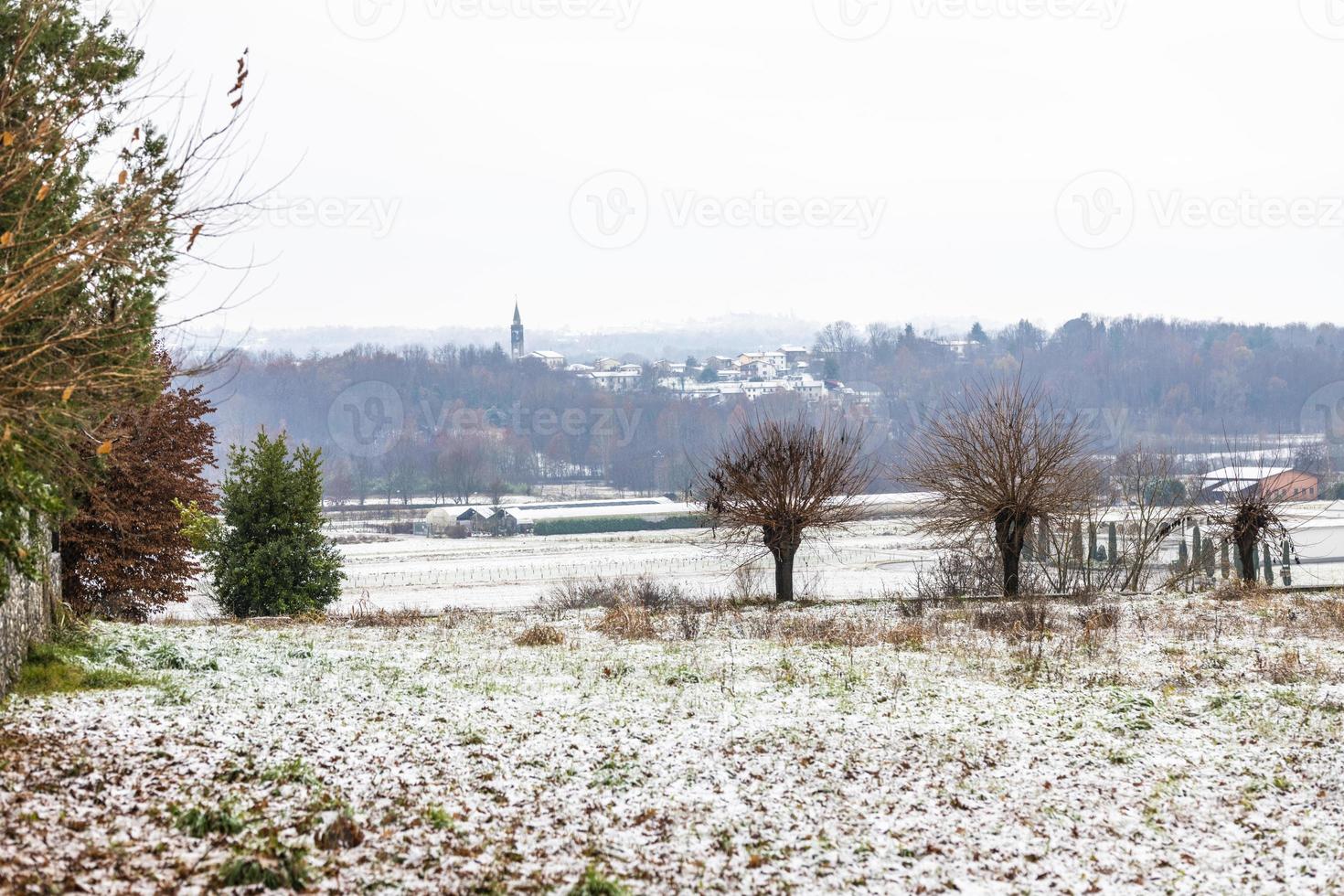 primeira neve nas cidades montanhosas. entre outono e inverno foto