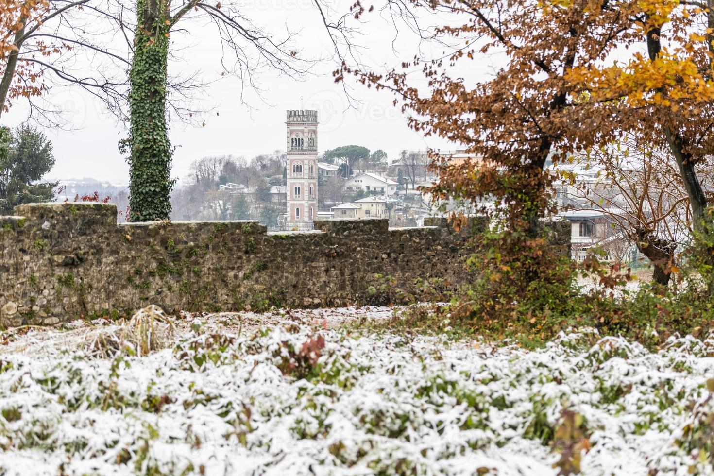 primeira neve nas cidades montanhosas. entre outono e inverno foto