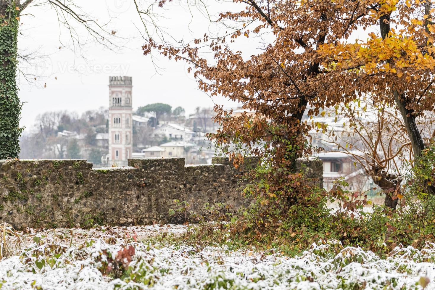 primeira neve nas cidades montanhosas. entre outono e inverno foto