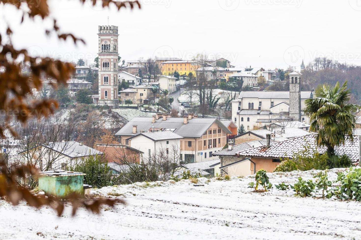 primeira neve nas cidades montanhosas. entre outono e inverno foto