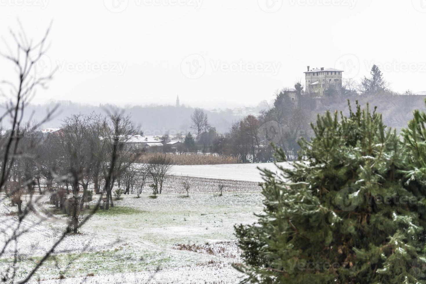 primeira neve nas cidades montanhosas. entre outono e inverno foto