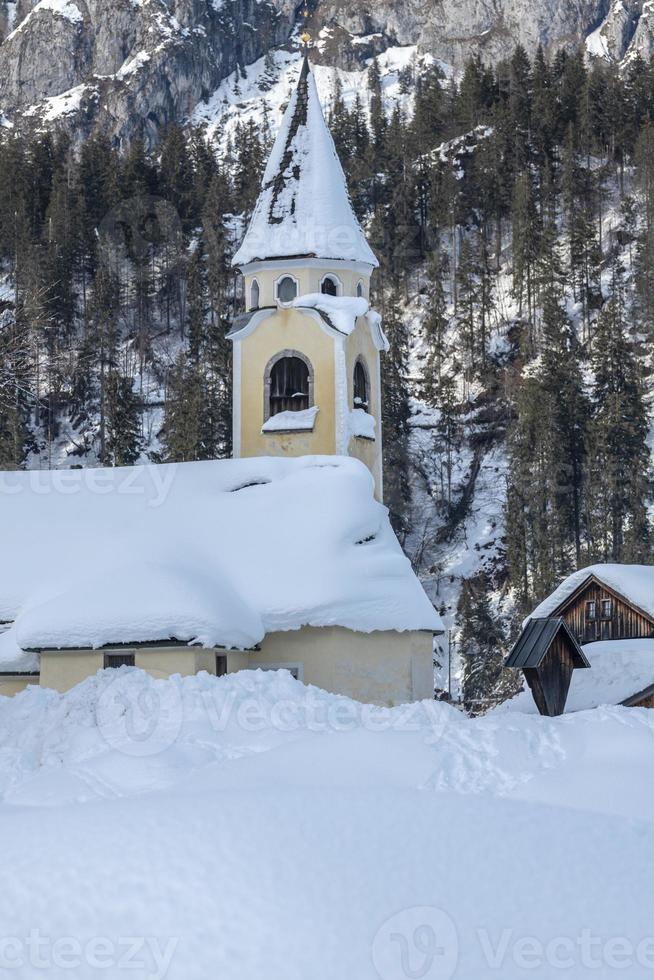 após a queda de neve. últimas luzes do crepúsculo em sappada. magia das dolomitas foto