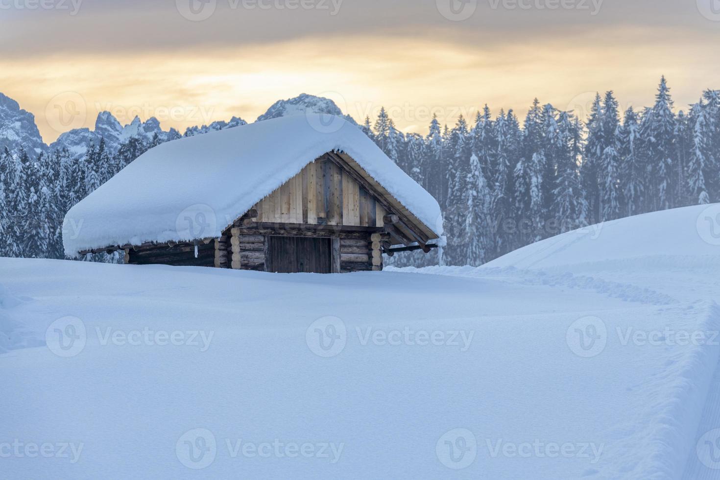 após a queda de neve. últimas luzes do crepúsculo em sappada. magia das dolomitas foto