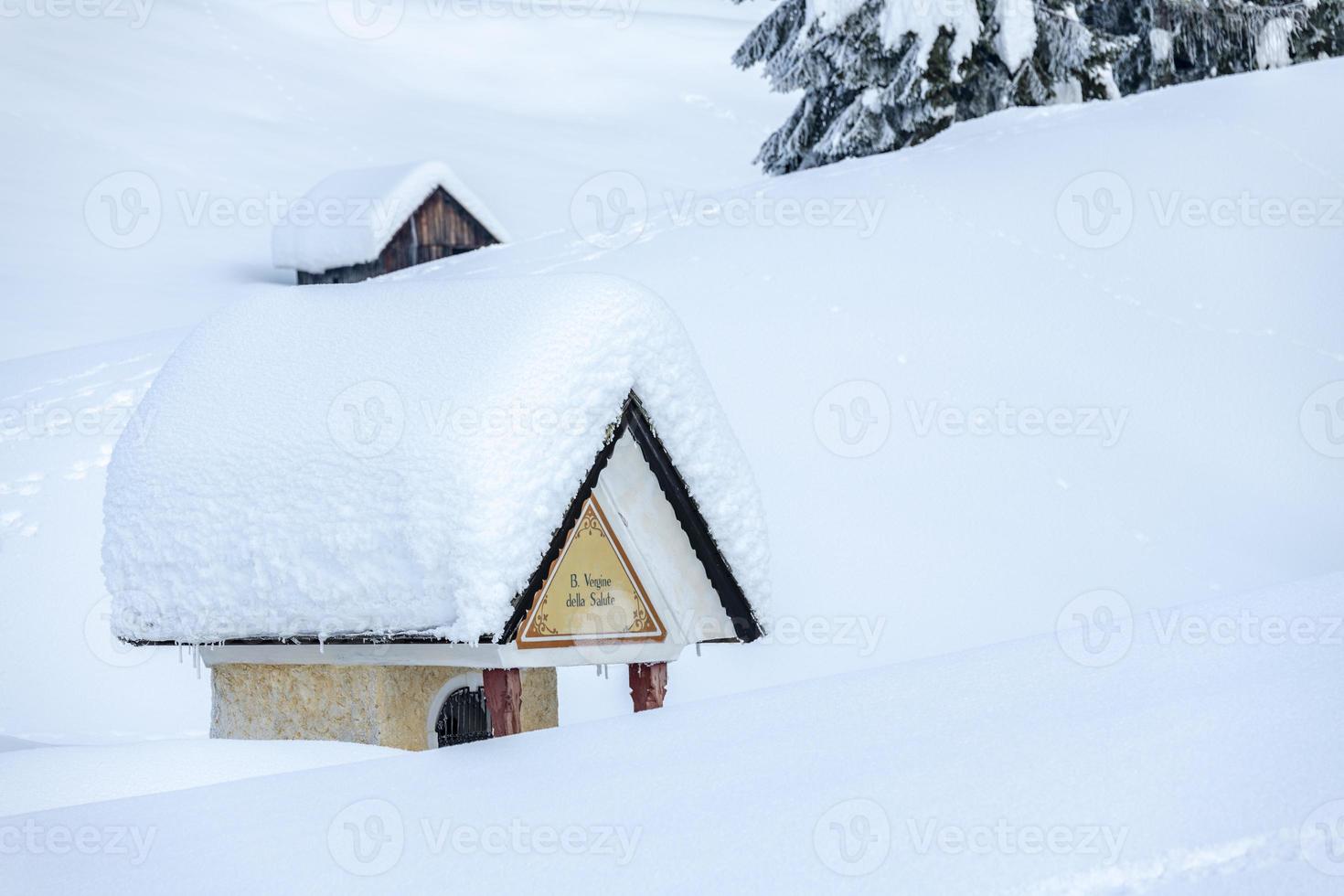 após a queda de neve. últimas luzes do crepúsculo em sappada. magia das dolomitas foto