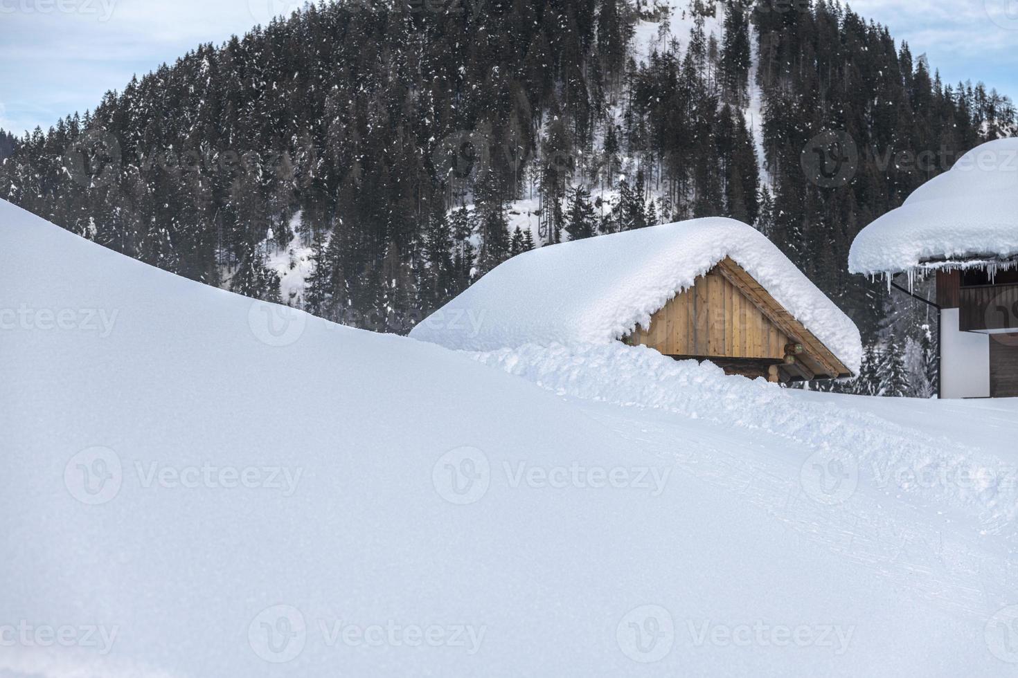 após a queda de neve. últimas luzes do crepúsculo em sappada. magia das dolomitas foto