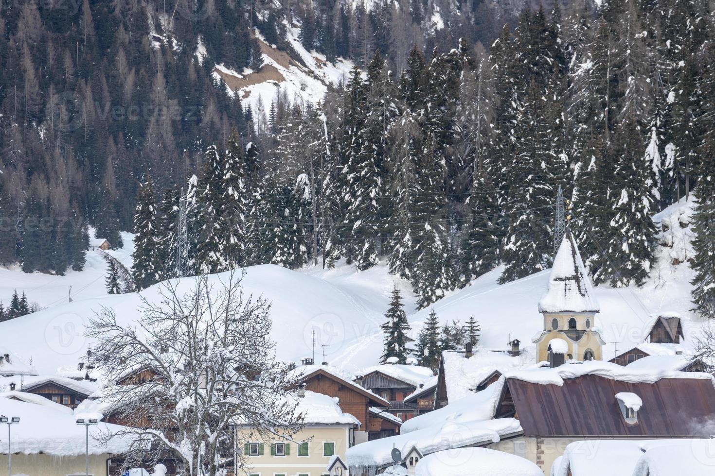 após a queda de neve. últimas luzes do crepúsculo em sappada. magia das dolomitas foto