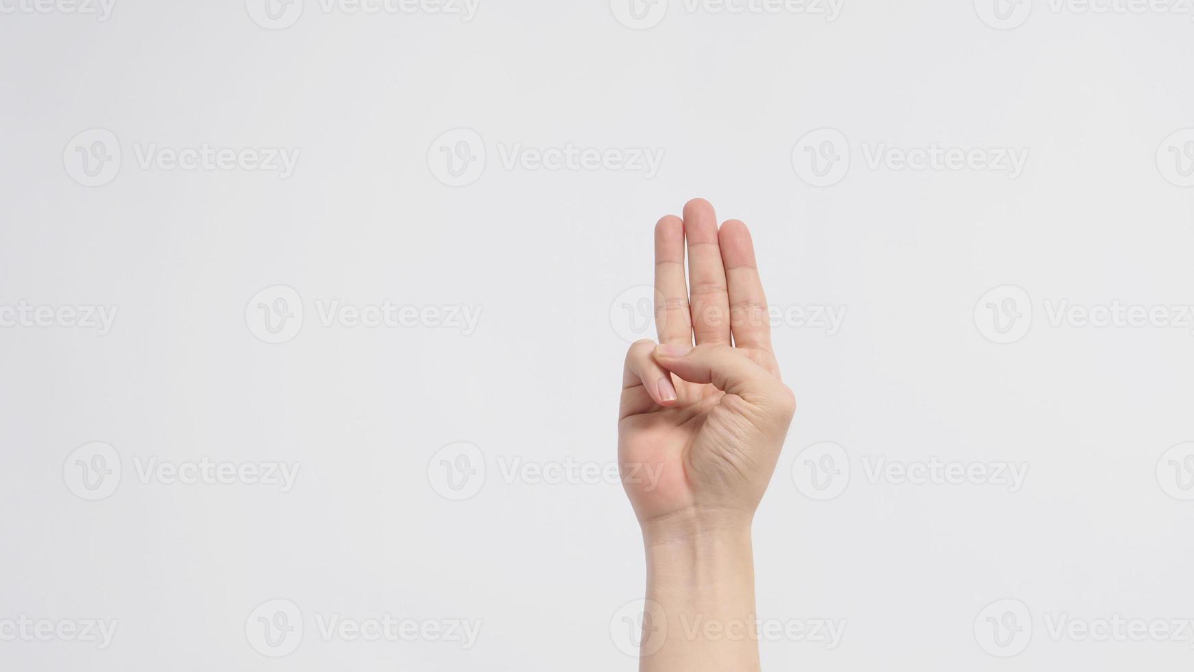 um sinal de mão de 3 dedos aponta para cima, significando três, terceiro ou use em protesto. Ele é colocado em um fundo branco. foto