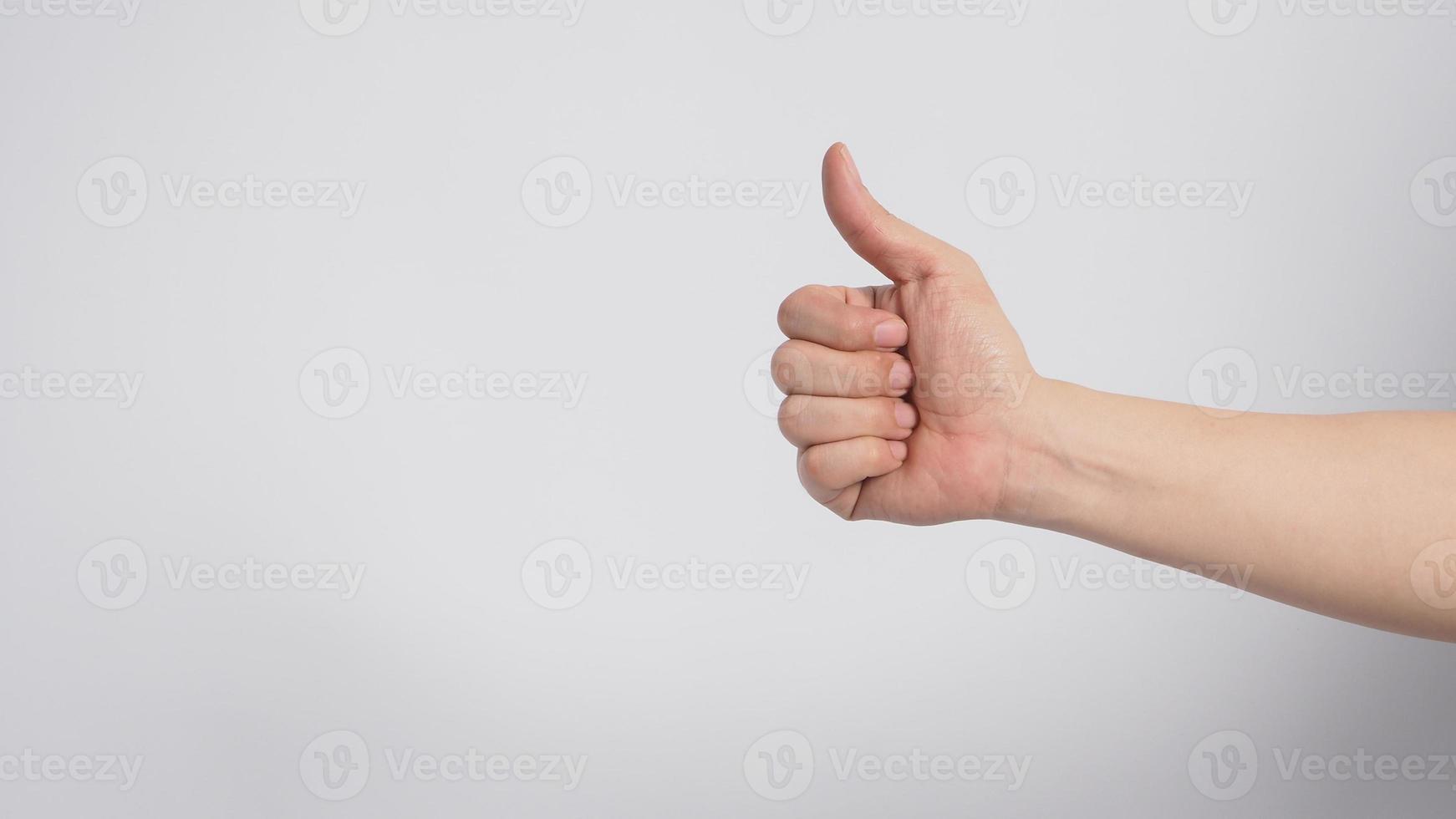 mão direita está fazendo like ou polegar para cima sinal sobre fundo branco. foto