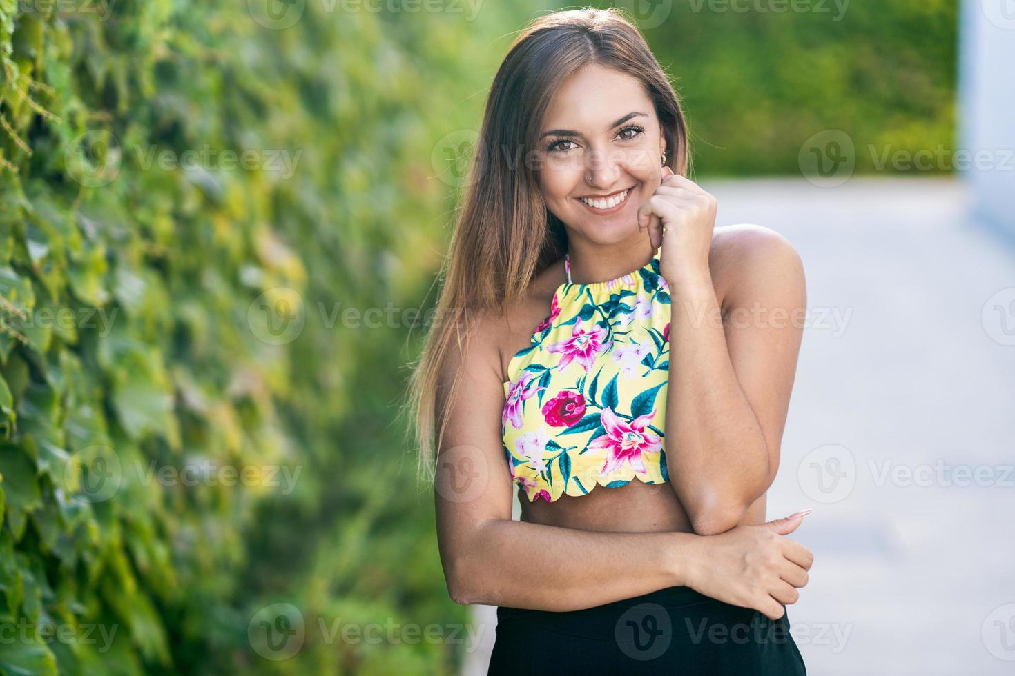 jovem feliz com lindo cabelo liso foto