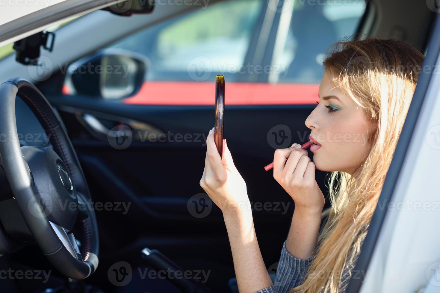 Menina Olhando Espelho Aplicando Batom fotos, imagens de © AndrewLozovyi  #185154254