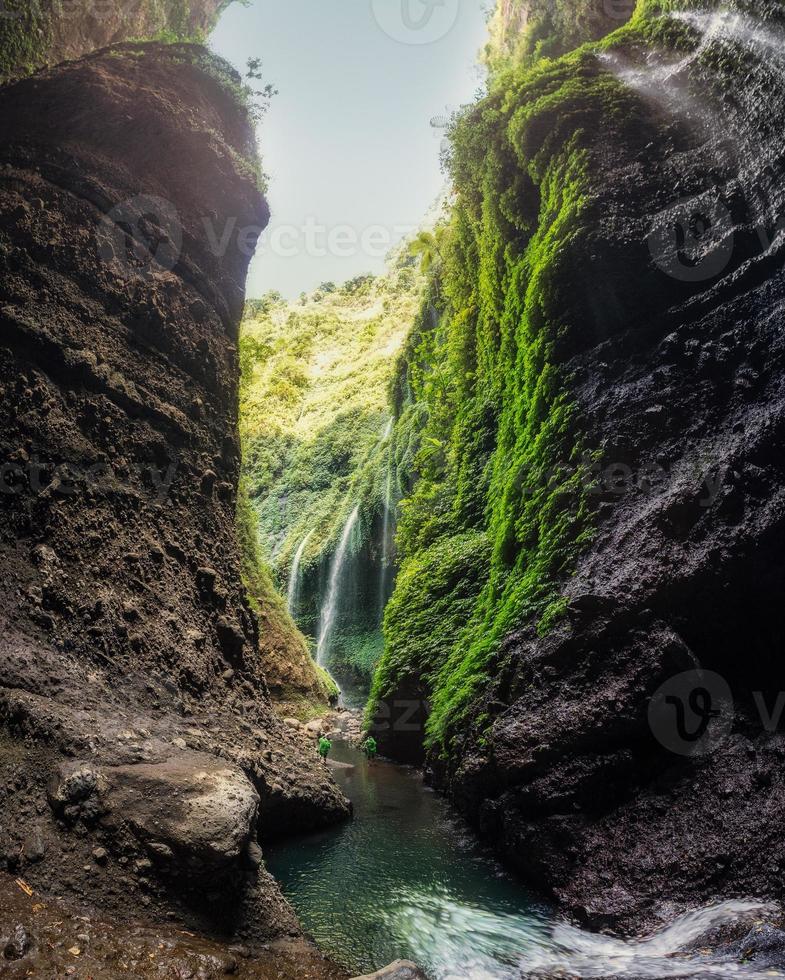 bela cachoeira madakaripura em vale rochoso foto