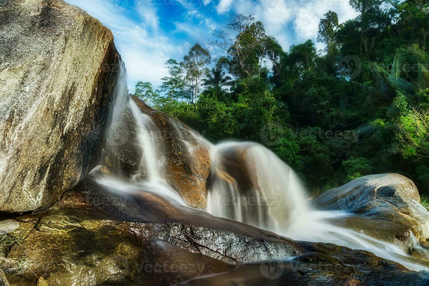 pequeno cascata e pedra com água movimento. foto