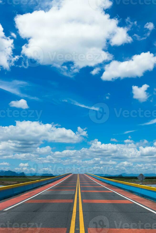 esvaziar estrada e colorida a tráfego linhas. foto