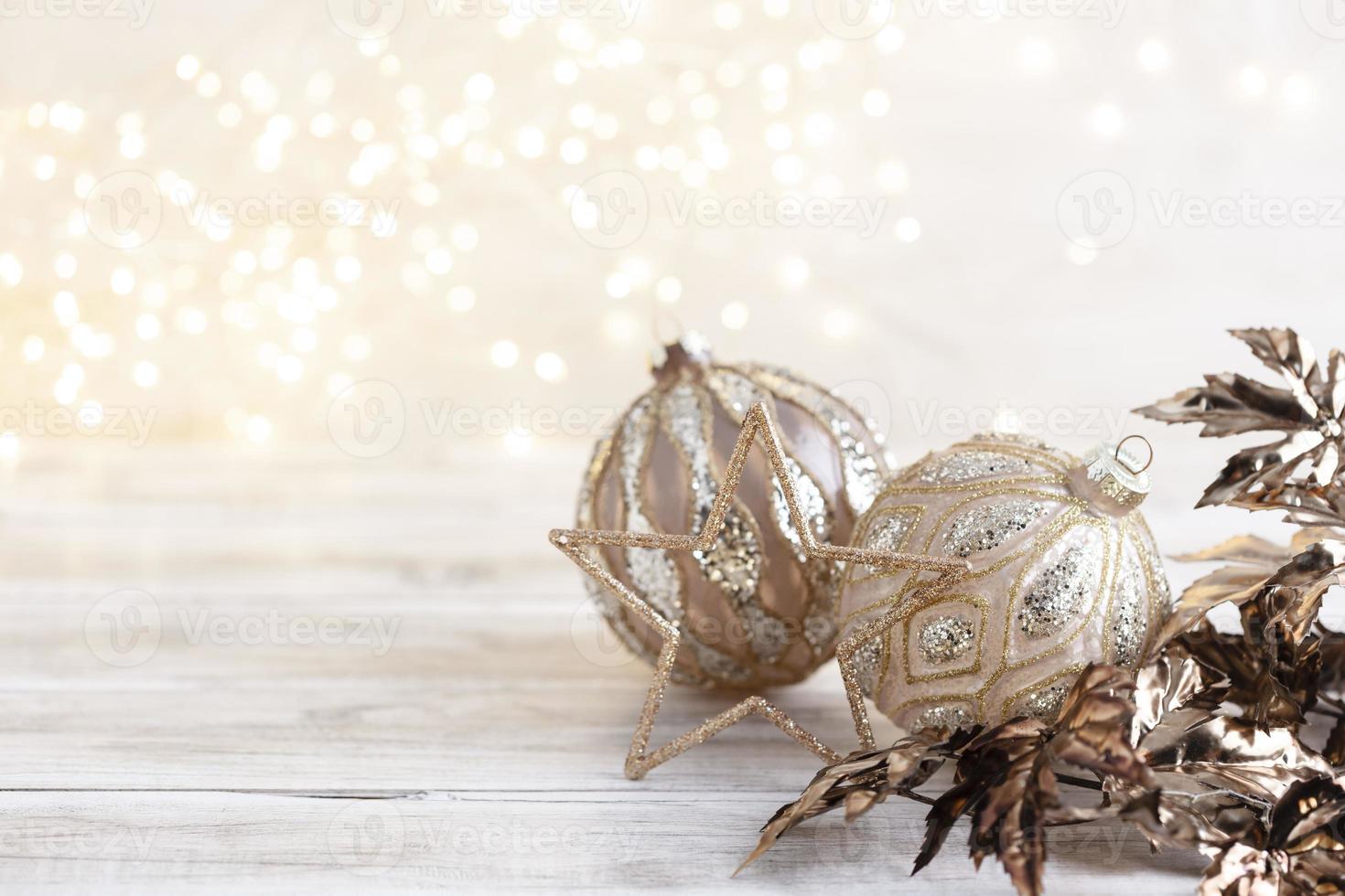bolas de natal douradas com bokeh foto