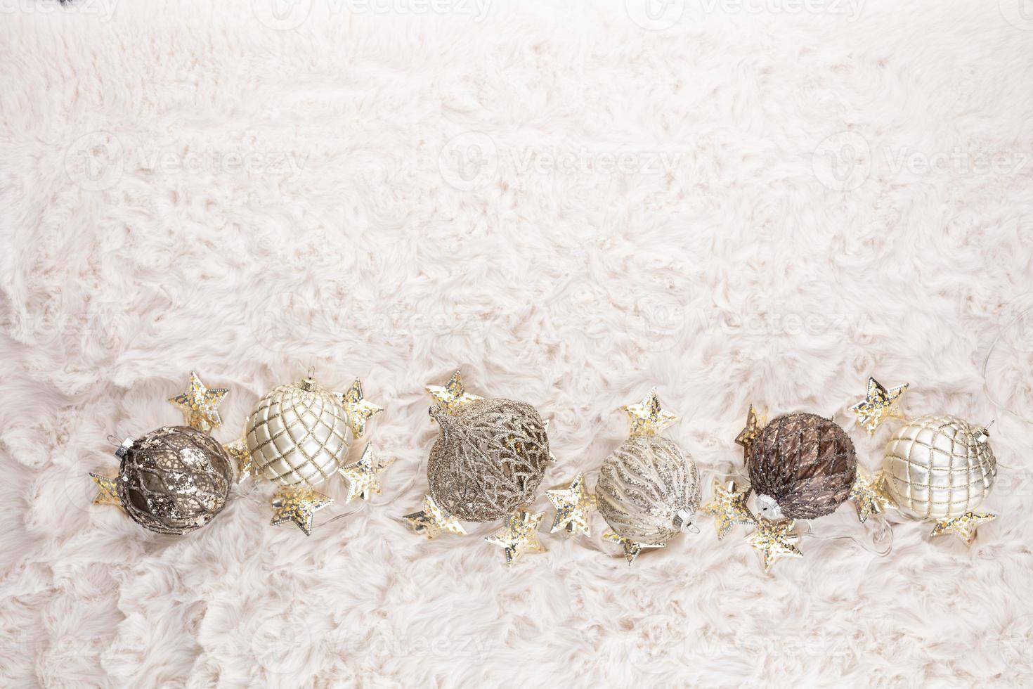 bolas de natal douradas com fundo de lã foto