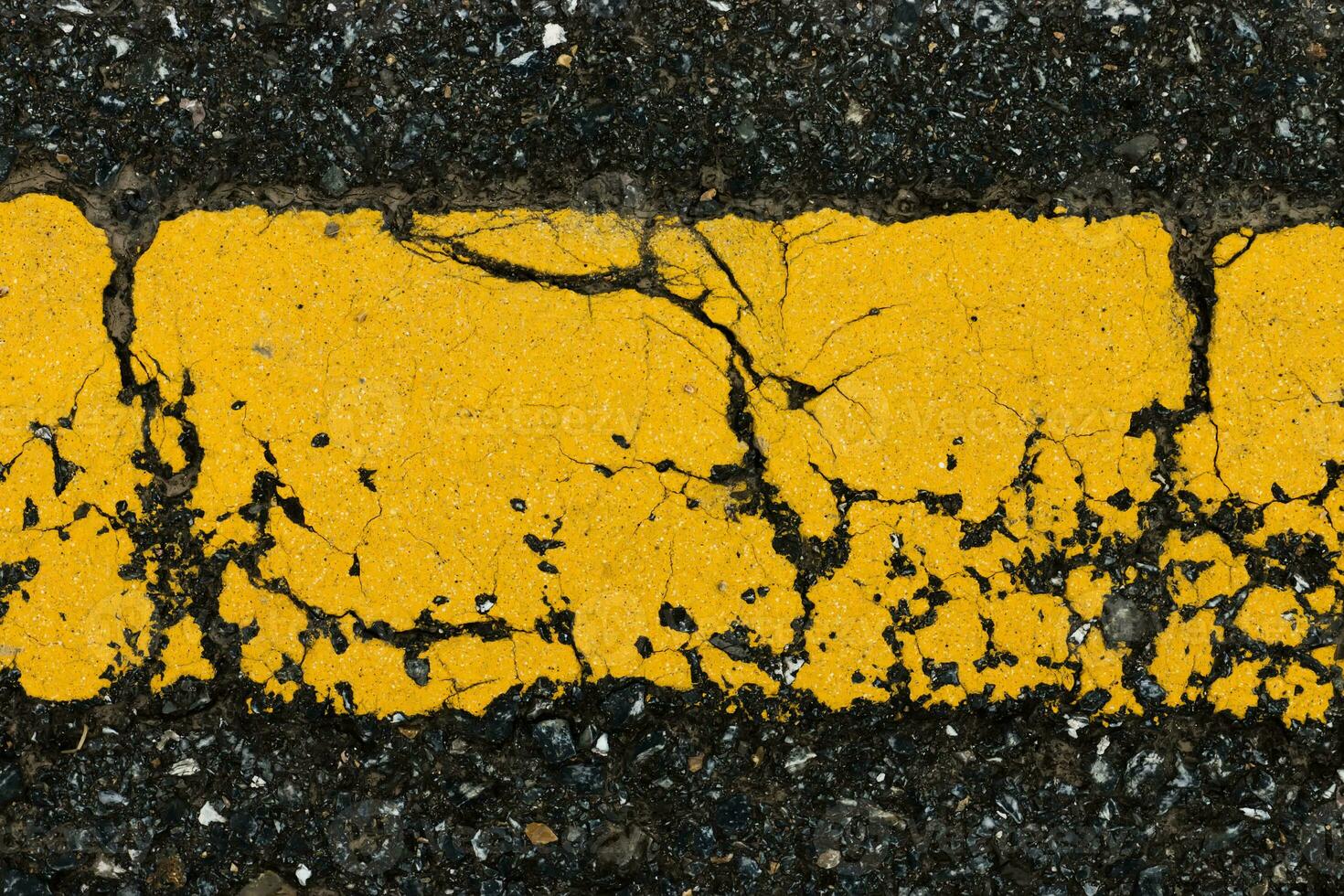 velho amarelo tráfego linhas em a estrada. foto