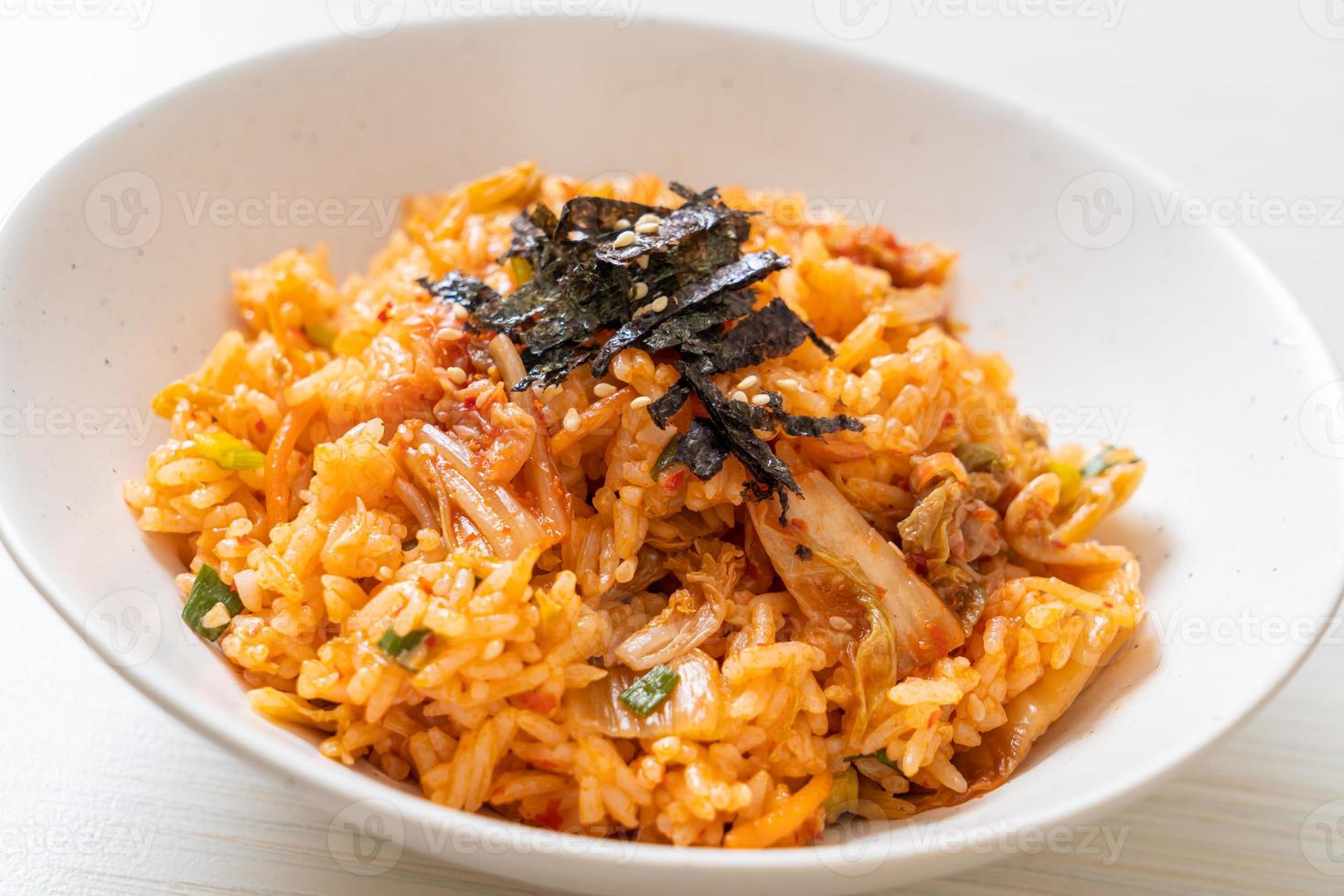 arroz kimchi frito com algas e gergelim branco foto