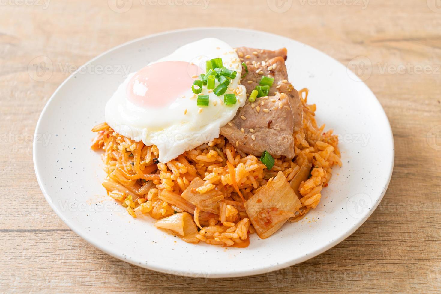 arroz frito kimchi com ovo frito e porco foto