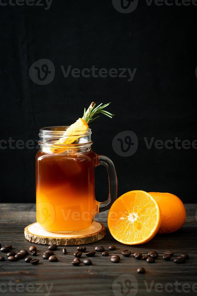 café preto com suco de laranja e limão foto